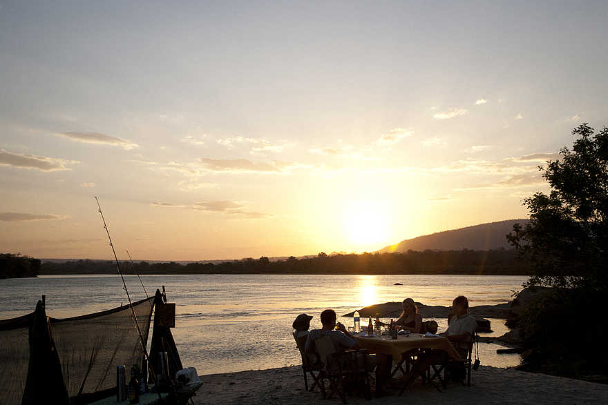 Sand Rivers Selous: Abendessen bei Sonnenuntergang Sand Rivers Selous: Abendessen bei Sonnenuntergang
