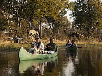 Selinda Explorers Camp: Kanus vor dem Camp Selinda Explorers Camp: Kanus vor dem Camp