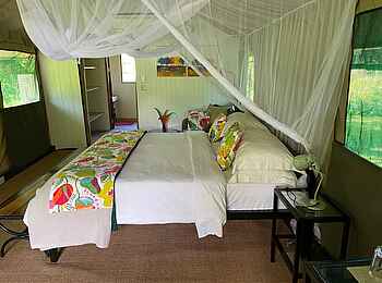 The Woodlands Camp: Schlafbereich mit Doppelbett