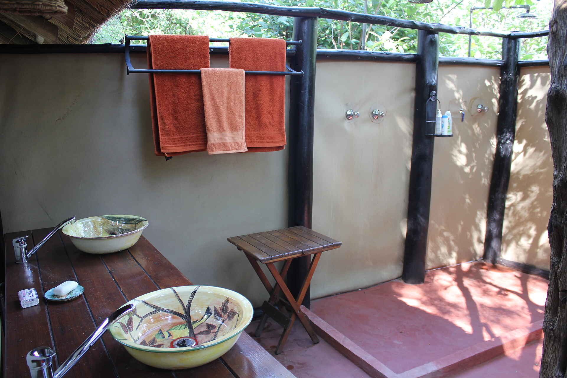 Vundu Camp: Gästebad Canoe Safari, Chitake Camp, Game Drive, Kanu Safari, Little Vundu, Mana Pools National Park, Sambesi, Vundu Camp, Walking Safari, Zambezi, Dusche, Gästebad, Gästechalet, Gästezelt, Waschbecken, afrikarma, afrikarma Safaris, afrikarma Safaris - Wildnis. Hautnah., afrikarma.de