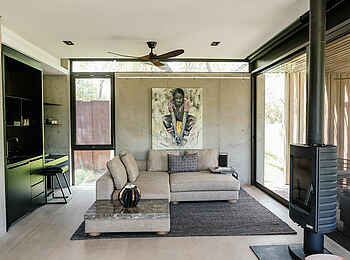 Cheetah Plains Mvula House: Lounge einer Suite mit Kamin Cheetah Plains Mvula House: Lounge einer Suite mit Kamin