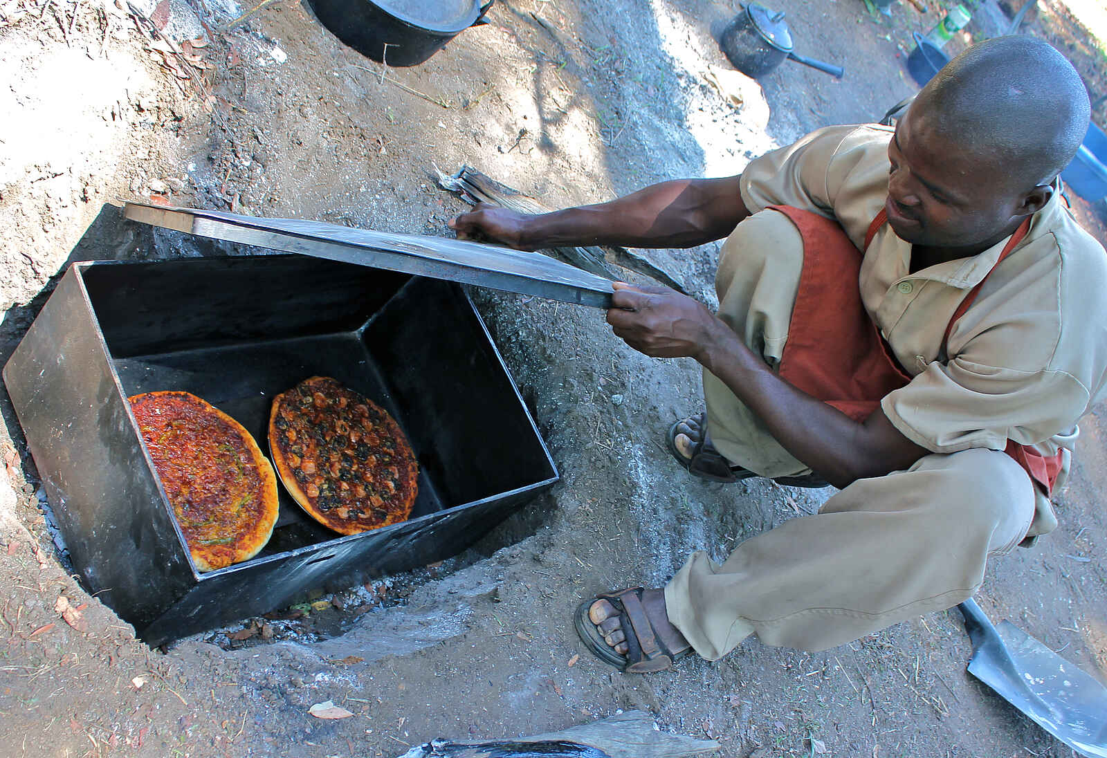 Chilo Mahove Tented Camp: Quicke aus dem Erdofen Chilo Mahove Tented Camp: Quicke aus dem Erdofen