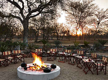 Jacis Sabi House: Dinner am Feuer