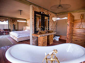 Somalisa Camp: Der Blick aus dem en-suite Bad in den Schlafbereich Somalisa Camp: Der Blick aus dem en-suite Bad in den Schlafbereich