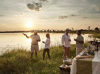 Baines Lodge: Sundowner Drinks bei einer Pirschfahrt Baines Lodge: Sundowner Drinks bei einer Pirschfahrt