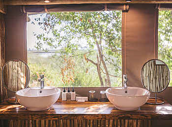 Camp Xakanaxa: Family Tent Bad