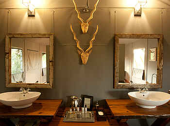 Chitabe Lediba: Waschbecken mit rustikaler Dekoration