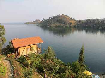 Cormoran Lodge: Gästechalet und See