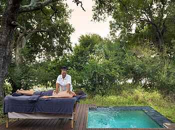 Dulini River Lodge: Massage auf der privaten Terrasse