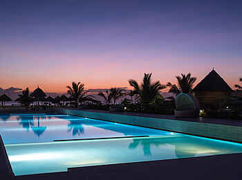 Gold Zanzibar Beach House & Spa: Der Pool am Abend
