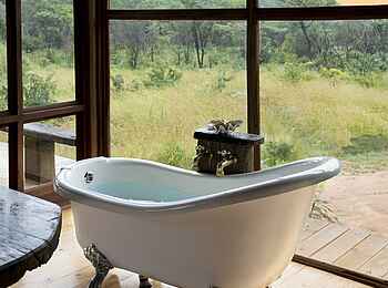 Khayelitshe House: Blick über die Wanne nach draussen Khayelitshe House: Blick über die Wanne nach draussen