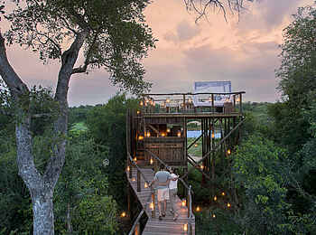 Lion Sands Tinyeleti Treehouse: Sonnenuntergang über der Brücke