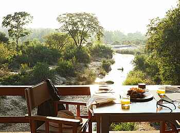Londolozi Founders Camp: Frühstück auf der Terrasse Londolozi Founders Camp: Frühstück auf der Terrasse