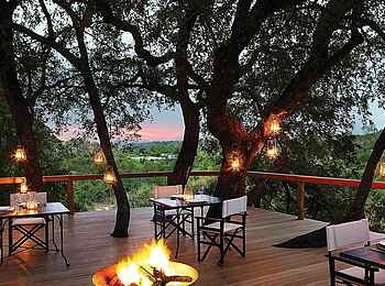 Londolozi Tree Camp: Terrasse in der Dämmerung