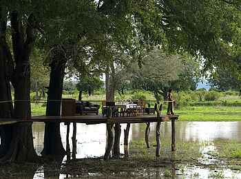 Luangwa Safari House: Veranda über der Lagune Luangwa Safari House: Veranda über der Lagune