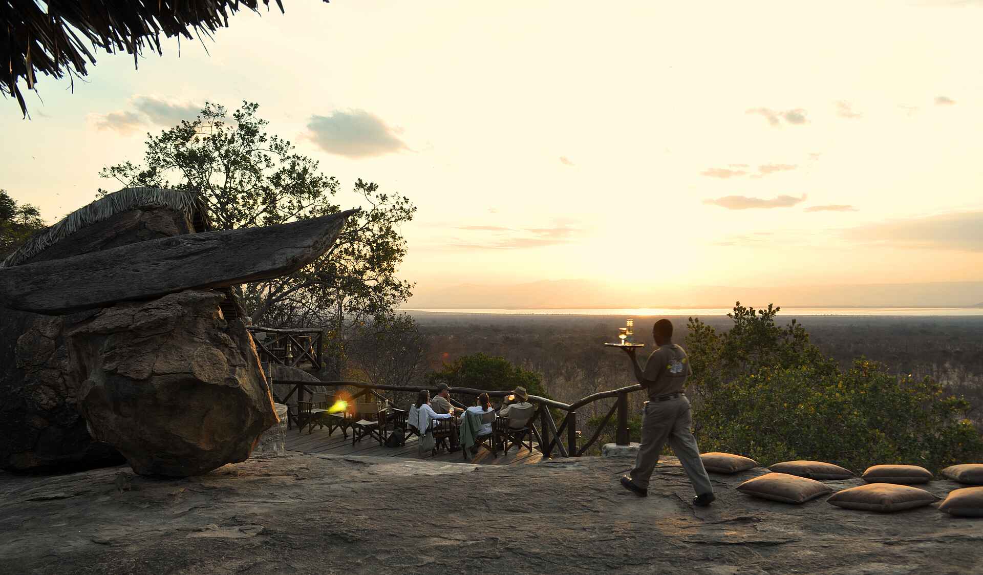 Maweninga Camp: Sonnenuntergang auf den Felsen Maweninga Camp, Tanganyika Expeditions, Tarangire National Park, Naturterrasse, Sonnenuntergang, Terrasse, Afrikarma, Afrikarma Safaris, Afrikarma Safaris - Wildnis. Hautnah., Afrikarma.de