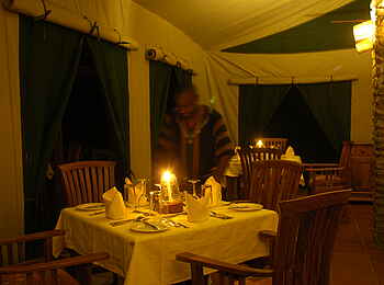 Mbuzi Mawe Serena Camp: Speisezelt bei Nacht Mbuzi Mawe Serena Camp: Speisezelt bei Nacht