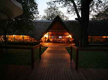 Ndhovu Safari Lodge: Lodge bei Nacht Ndhovu Safari Lodge: Lodge bei Nacht