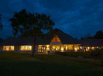 Ngorongoro Farmhouse: Frontalsicht bei Nacht Ngorongoro Farmhouse: Frontalsicht bei Nacht