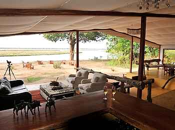 Potato Bush Camp: Hauptgebäude am Fluss Potato Bush Camp: Hauptgebäude am Fluss