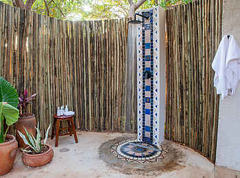 Shongwe Oasis Lodge: Deluxe Triple Room Außendusche