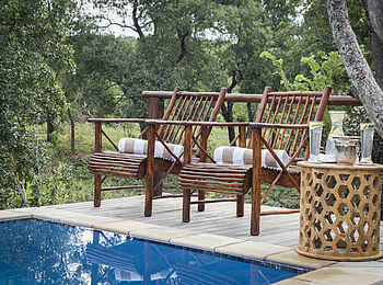 Camp Ndlovu: Stühle am privaten Plungepool Camp Ndlovu: Stühle am privaten Plungepool