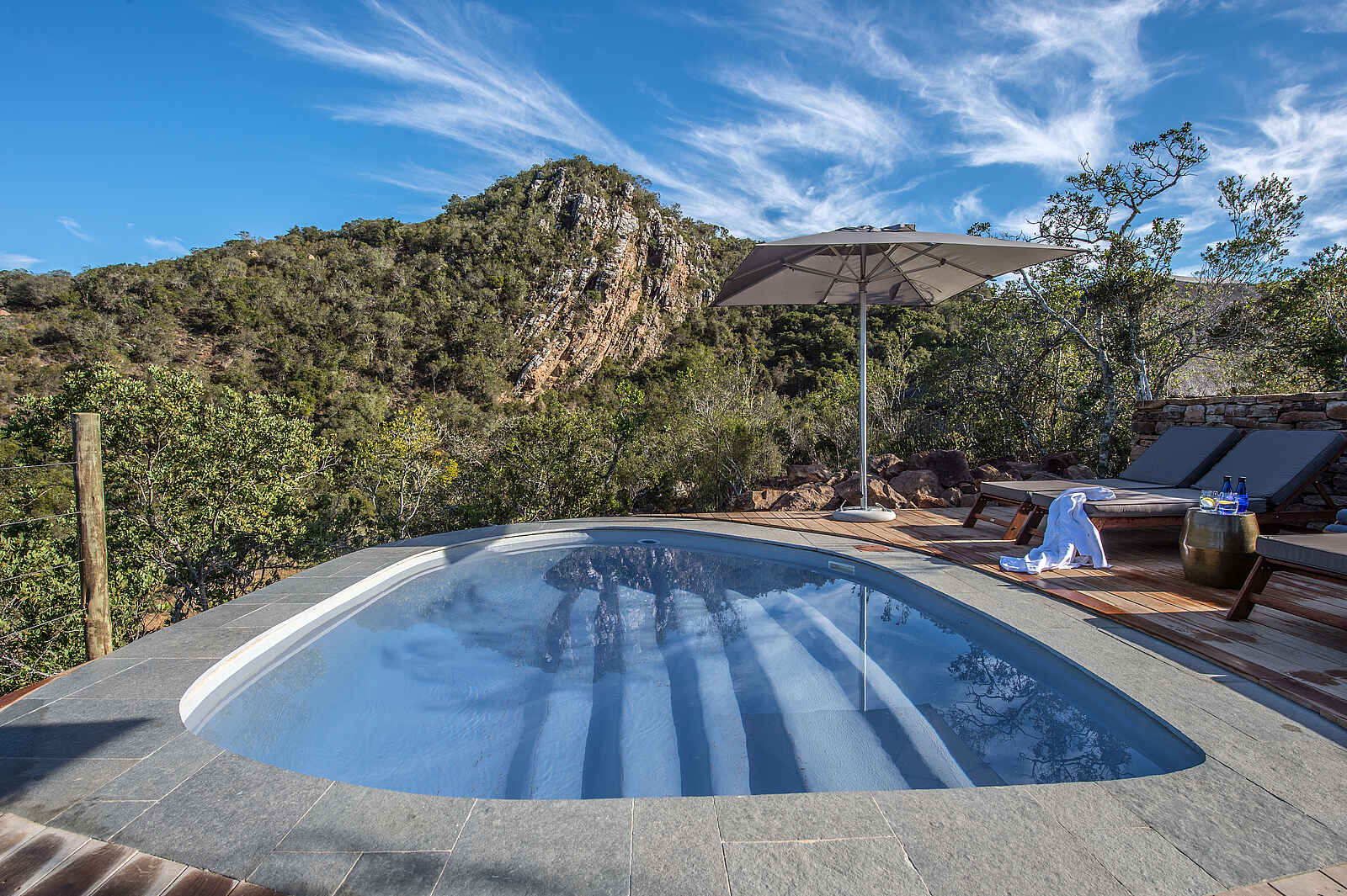 Inzolo Exclusive Game Lodge: Pool mit Schirm und Liegen Inzolo Exclusive Game Lodge: Pool mit Schirm und Liegen