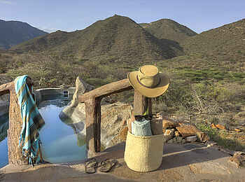 Koros Camp: Treppe zum Felsenpool