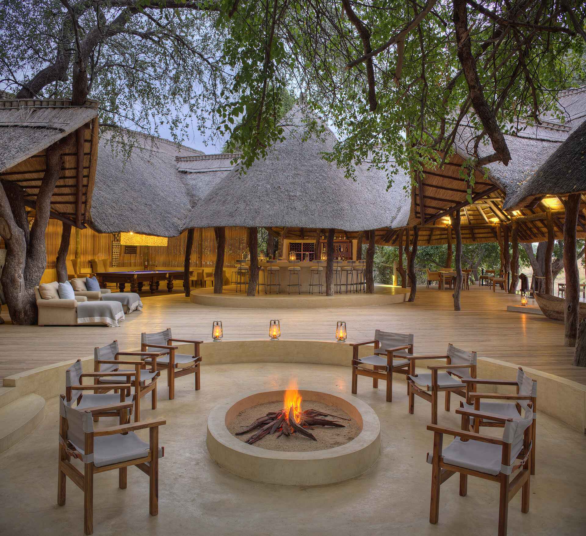 Lion Camp, Luangwa River, South Luangwa National Park, Feuerstelle, Hauptgebäude, Liegen, Afrikarma, Afrikarma Safaris, Afrikarma Safaris. Wildnis. Hautnah., Afrikarma.de