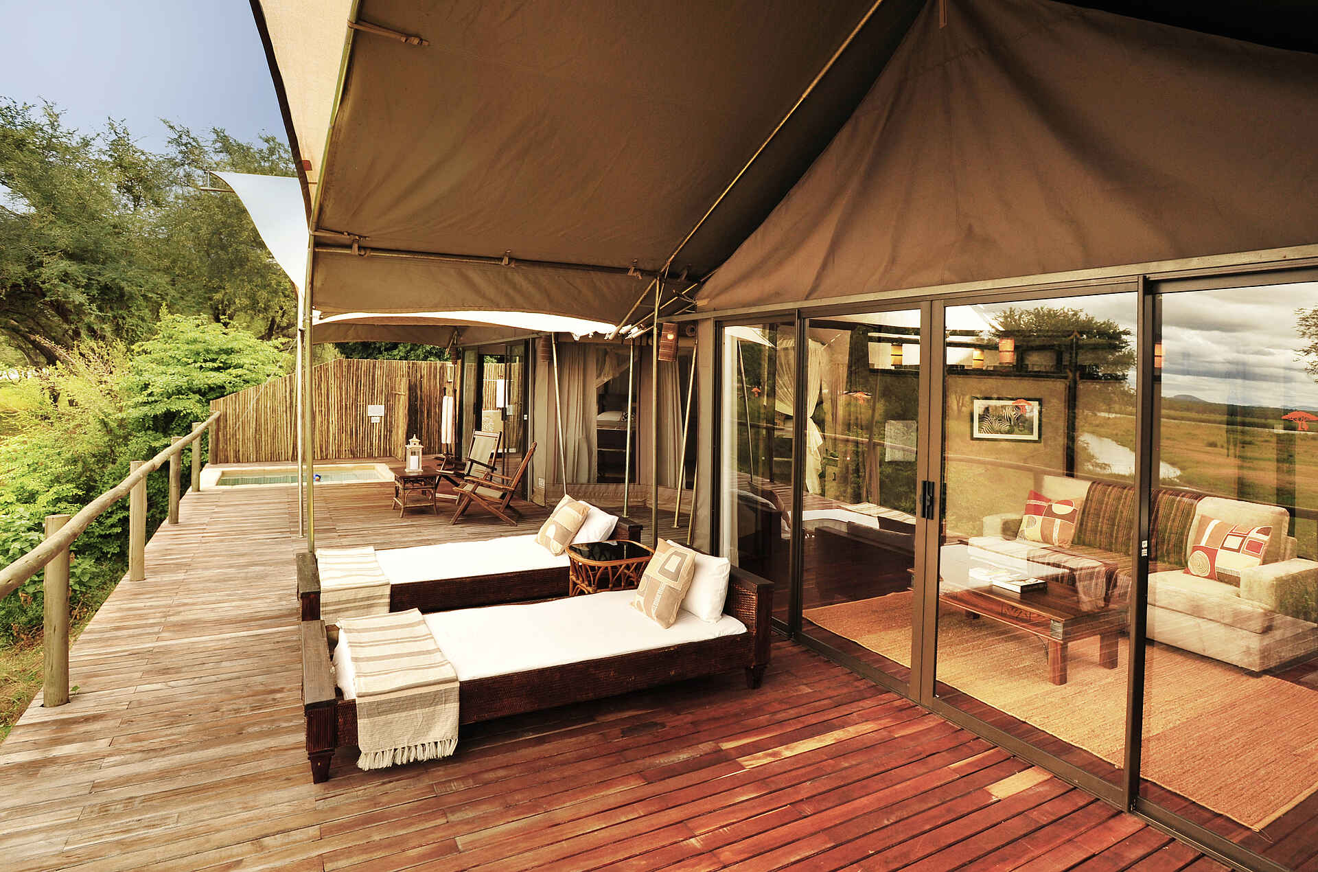 Abenteuer, Abgeschiedenheit, afrikarma, afrikarma.de, Ana Tree Camp, Anabaum, Anabezi, Anabezi Camp, Anabezi Luxury Tented Camp, Chalets, Charles Davy, Charles Davy und Yusuf Zumla, Entspannung, Erholung, Jeki, Kulefu, Leopard, Lower Zambezi, Lower Zambezi National Park, Lower Zambezi Nationalpark, Lusaka, Luxus, Mushika River, Panorama, Sambesi, Sambia, Wildnis, Yusuf Zumla, Zambezi, Zeltchalets, Gästezelte, Liegestuhl, Private Veranda, Afrikarma GmbH