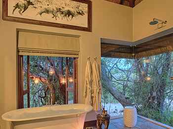 &Beyond Ngala Safari Lodge: Badezimmer der Family-Suite