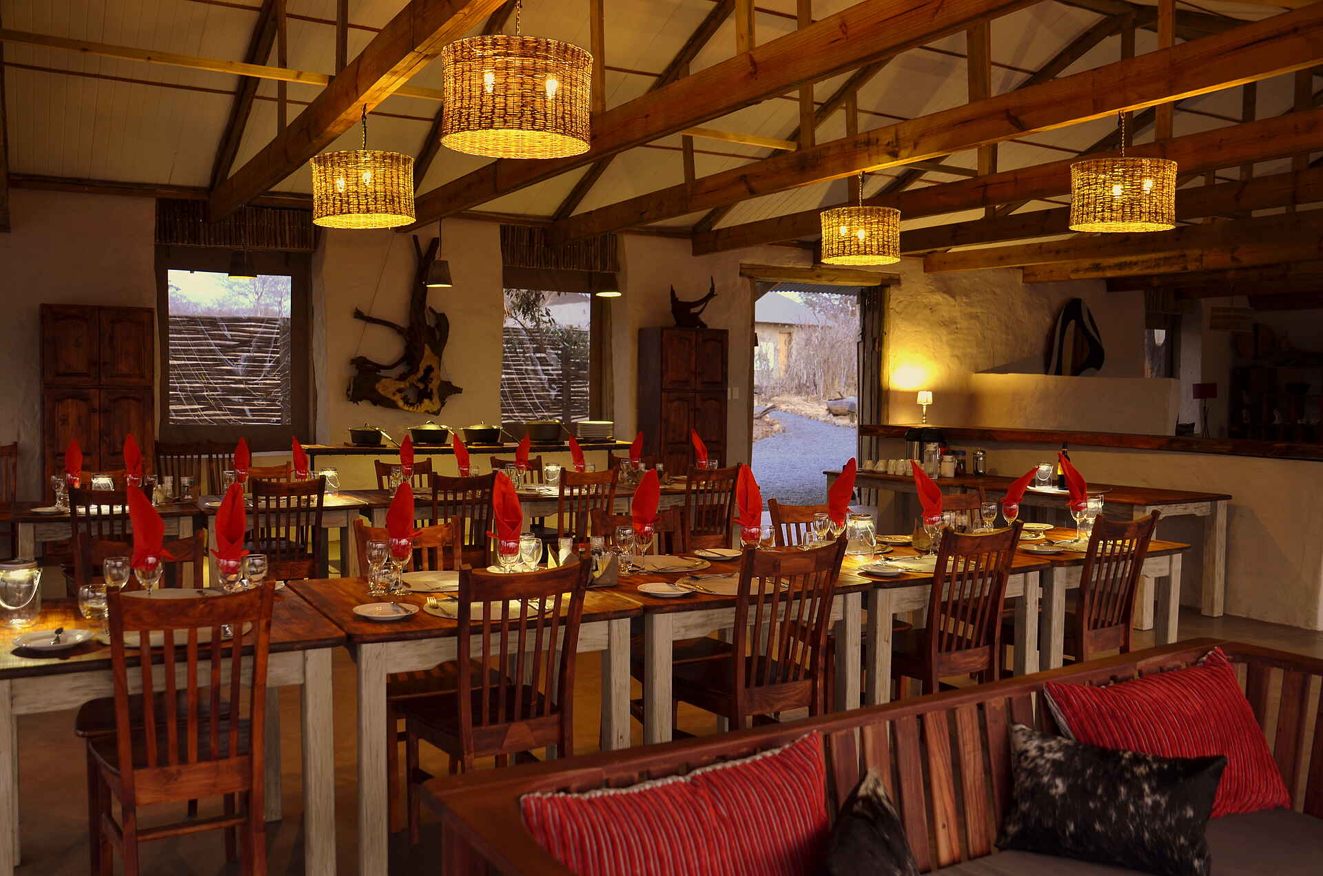 Abgeschiedenheit, Afrika, afrikarma, Afrikarma Safaris, afrikarma.de, Botswana, Chobe Elephant Camp, Chobe National Park, Chobe River, Natur, Safari, Savanne, Tiere, Wildnis, Dinner, Esstische, Speisesaal, afrikarma Safaris - Wildnis. Hautnah.