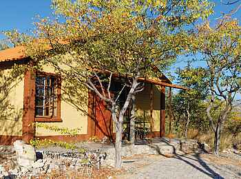 Etosha Safari Camp: Frontalansicht des Chalets