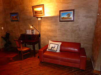 Fort Sesfontein: In den Zimmern sind Sitzmöglichkeiten und ein Sekretär aufgestellt