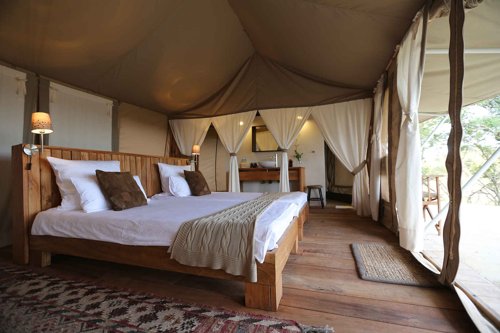 Grumeti Hills Camp, Serengeti, Tanganyika Expeditions, Doppelbett, Gästechalet, Waschbecken, Afrikarma, Afrikarma Safaris, Afrikarma Safaris - Wildnis. Hautnah., Afrikarma.de