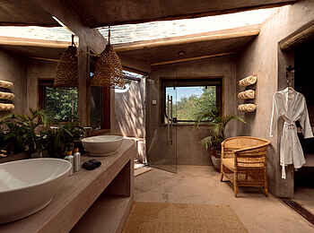 Hemingways River Camp Mara: Family Tent Waschtisch