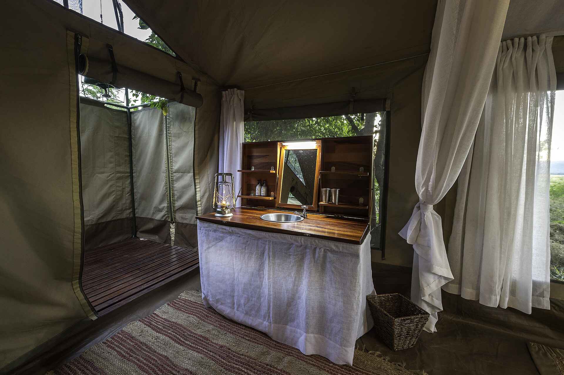 John's Camp, Mana Pools National Park, Mana Pools Nationalpark, Robin Pope Safaris, Sambesi, Simbabwe, The Mana Pools Safari Company, Zambezi River, Dusche, En-suite Bad, Gästezelt, Spiegel, Waschtisch, Afrikarma, Afrikarma Safaris, Afrikarma Safaris – Wildnis. Hautnah., afrikarma.de