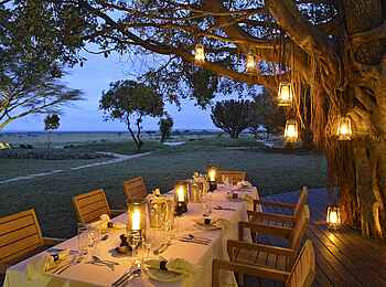 Kichwa Tembo Tented Camp: Dinner im Freien Kichwa Tembo Tented Camp: Dinner im Freien