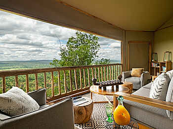 Lemala Mpingo Ridge Lodge: Veranda der Suite mit zwei Schlafzimmern Lemala Mpingo Ridge Lodge: Veranda der Suite mit zwei Schlafzimmern