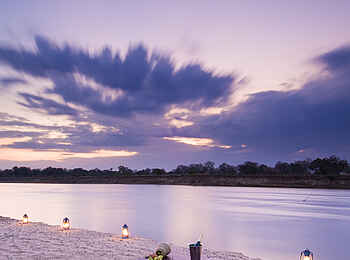 Luangwa River Camp: Dinner am Strand Luangwa River Camp: Dinner am Strand