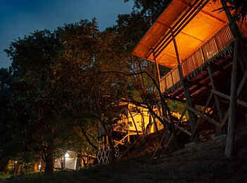 Mutanda Lake Resort: Cottages bei Nacht Mutanda Lake Resort: Cottages bei Nacht