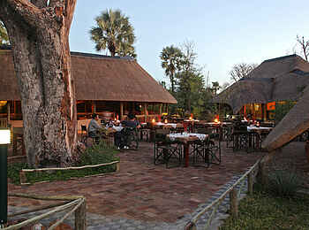 Nata Lodge: Restaurant mit Innenhof Nata Lodge: Restaurant mit Innenhof