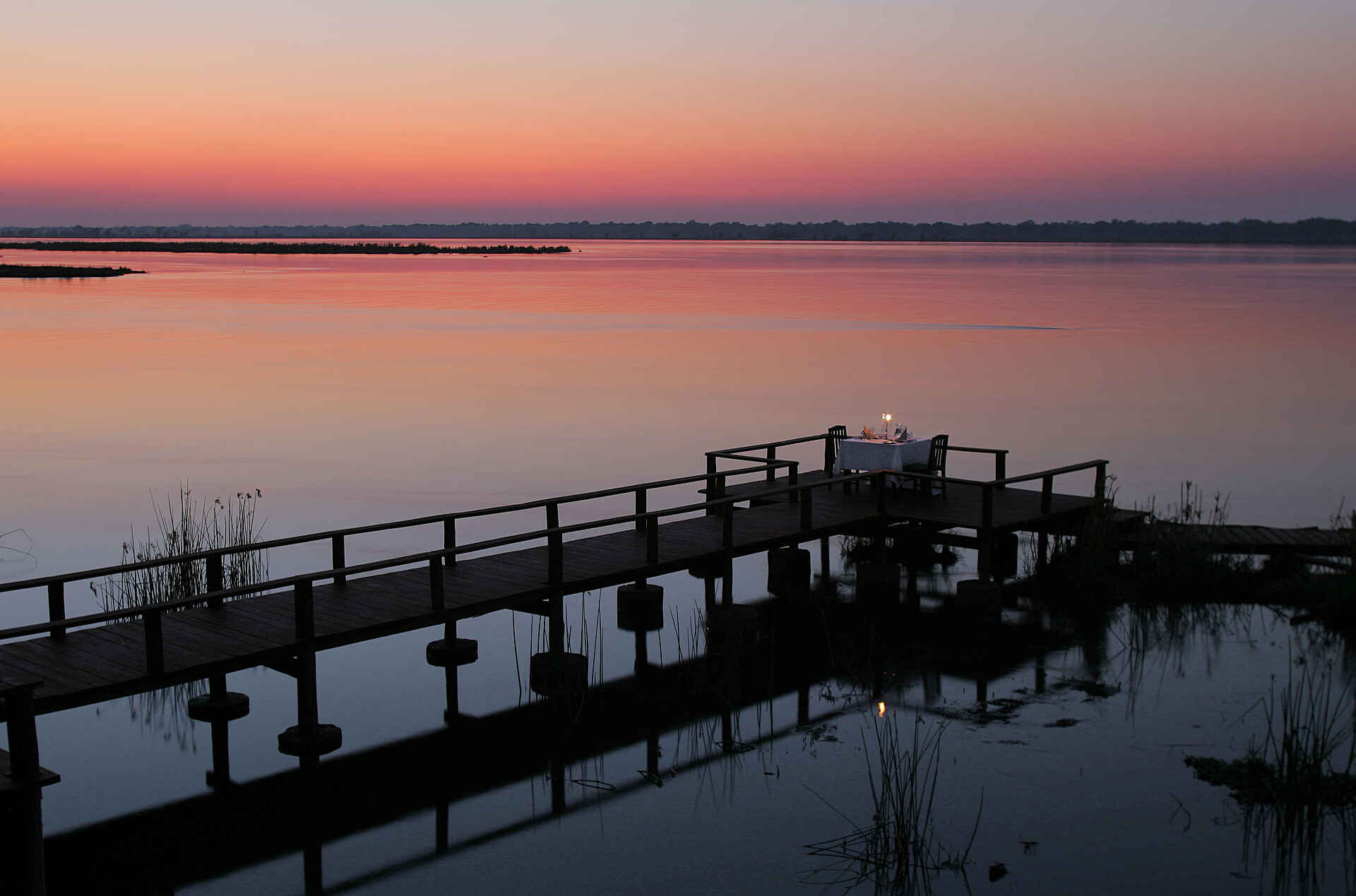 Hochzeitsreise, Lower Zambezi, Lower Zambezi National Park, Luxus, Royal Zambezi Lodge, Sambesi, Sambesital, Dinner, Hauptgebäude, Lodge, Sonnenuntergang, Steg, Afrikarma, Afrikarma Safaris, Afrikarma Safaris - Wildnis. Hautnah., Afrikarma.de