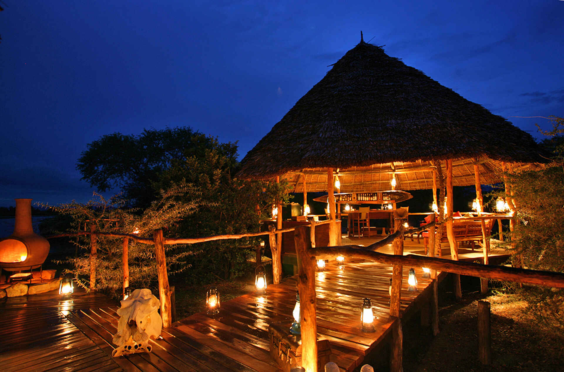 adventure camps, safari, selous impala camp, selous wildreservat, beleuchtung, lounge, nacht, stegwege, afrikarma, afrikarma safaris, afrikarma safaris - wildnis. hautnah., afrikarma.de