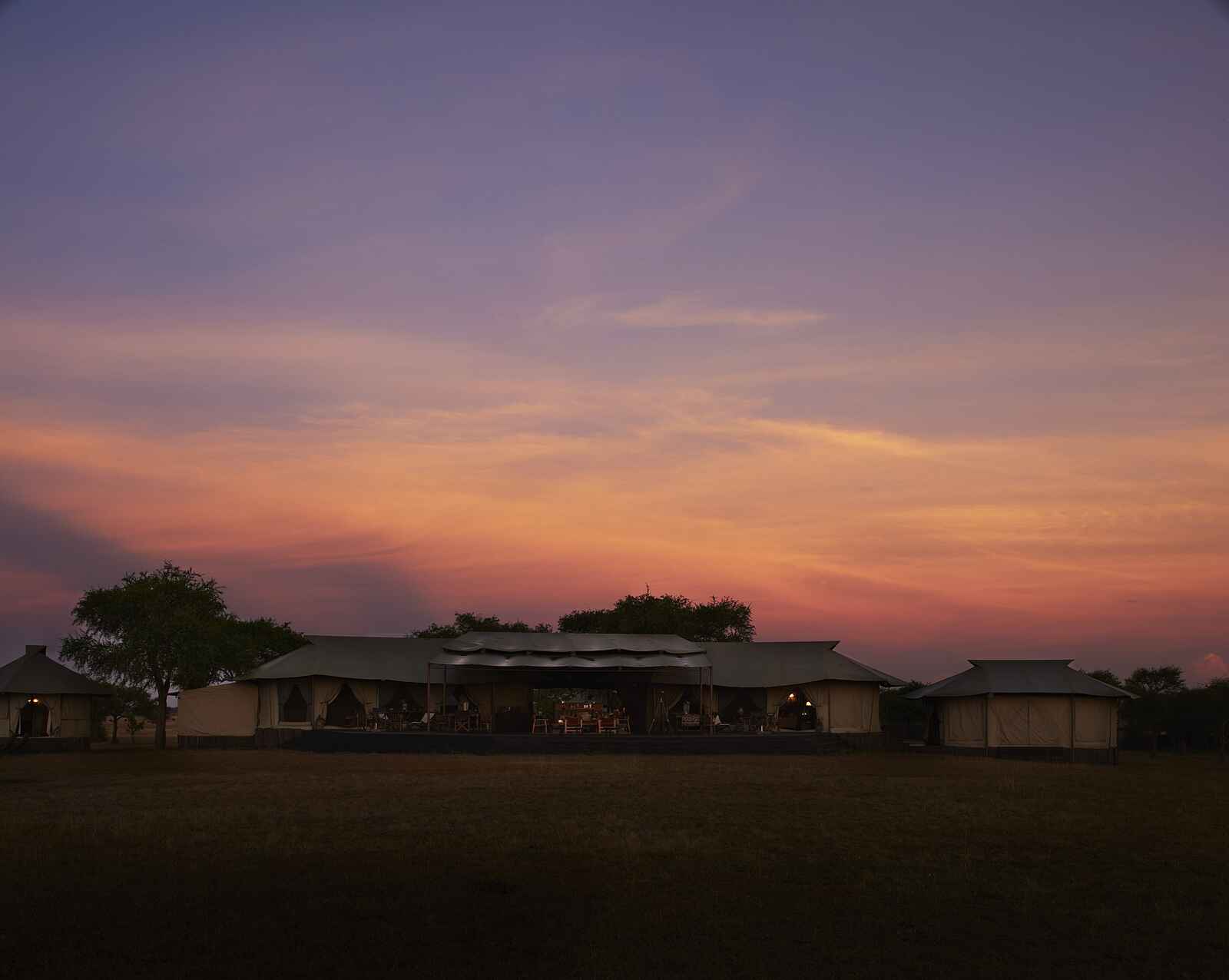 Singita Sabora Tented Camp: Das Camp in der Dämmerung Singita Sabora Tented Camp: Das Camp in der Dämmerung