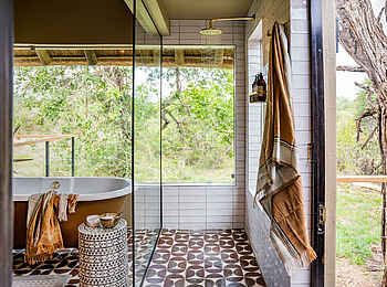 Thornybush Game Lodge: Das Badezimmer mit Dusche und Badewanne Thornybush Game Lodge: Das Badezimmer mit Dusche und Badewanne