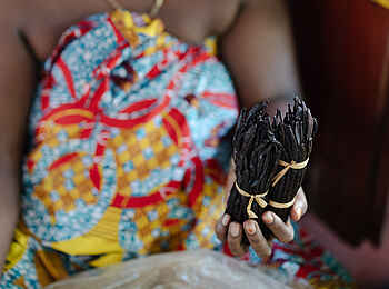 Time + Tide Tsara Komba: Im Dorf wird frische Vanille angeboten