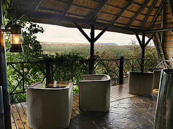 Vingerklip Lodge: Balkon an der Bar mit Panoramablick über das Land