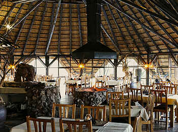 Vingerklip Lodge: Restaurant mit offener Feuerstelle und Bar