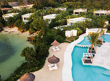 Ycona Luxury Resort: Pool und Strand von oben